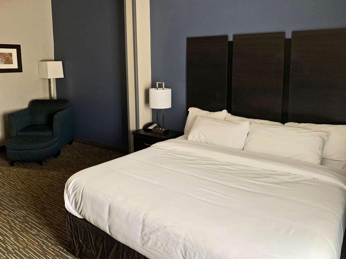 Comfort Inn & Suites Columbus North Bagian luar foto