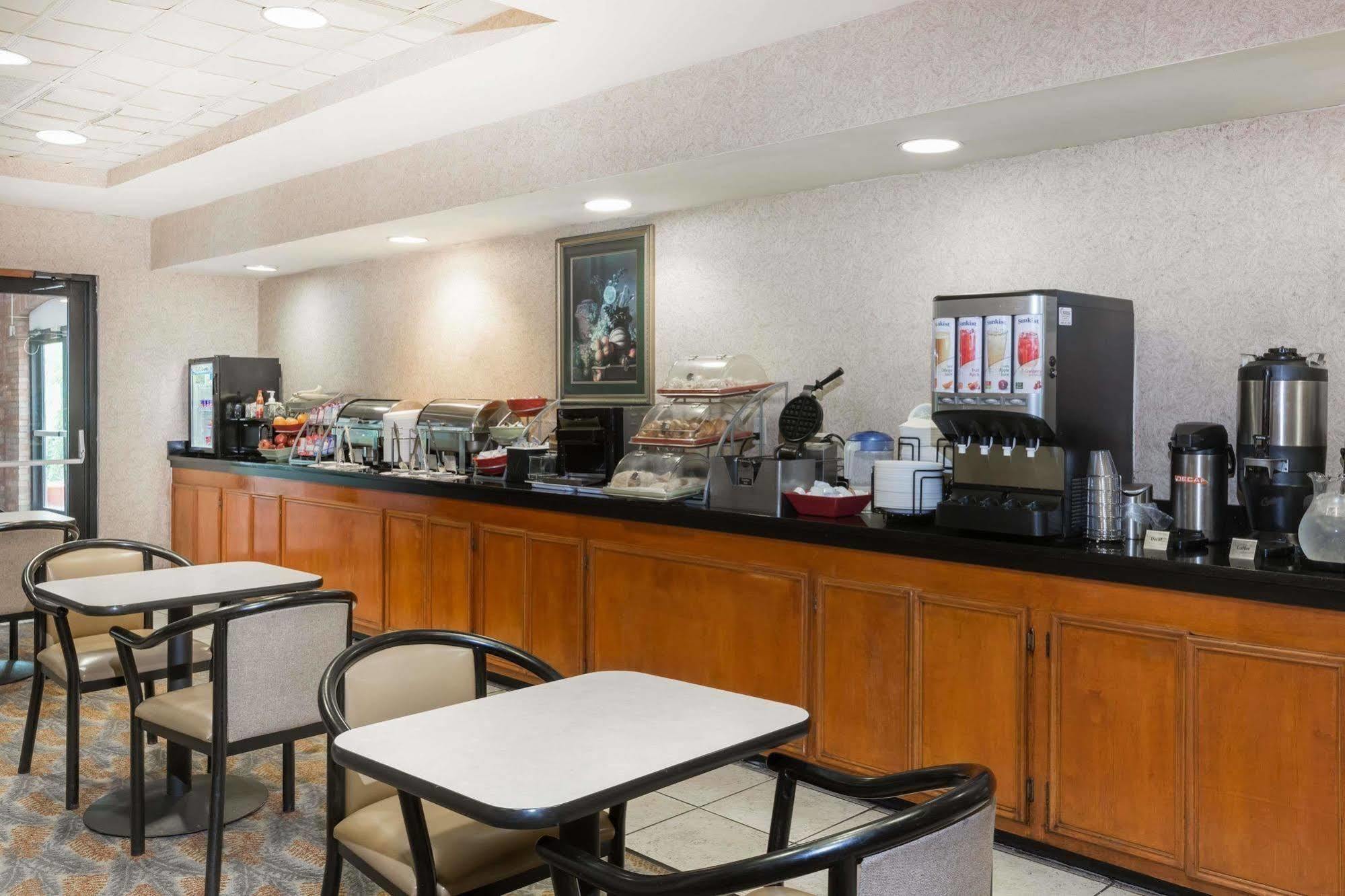 Comfort Inn & Suites Columbus North Bagian luar foto