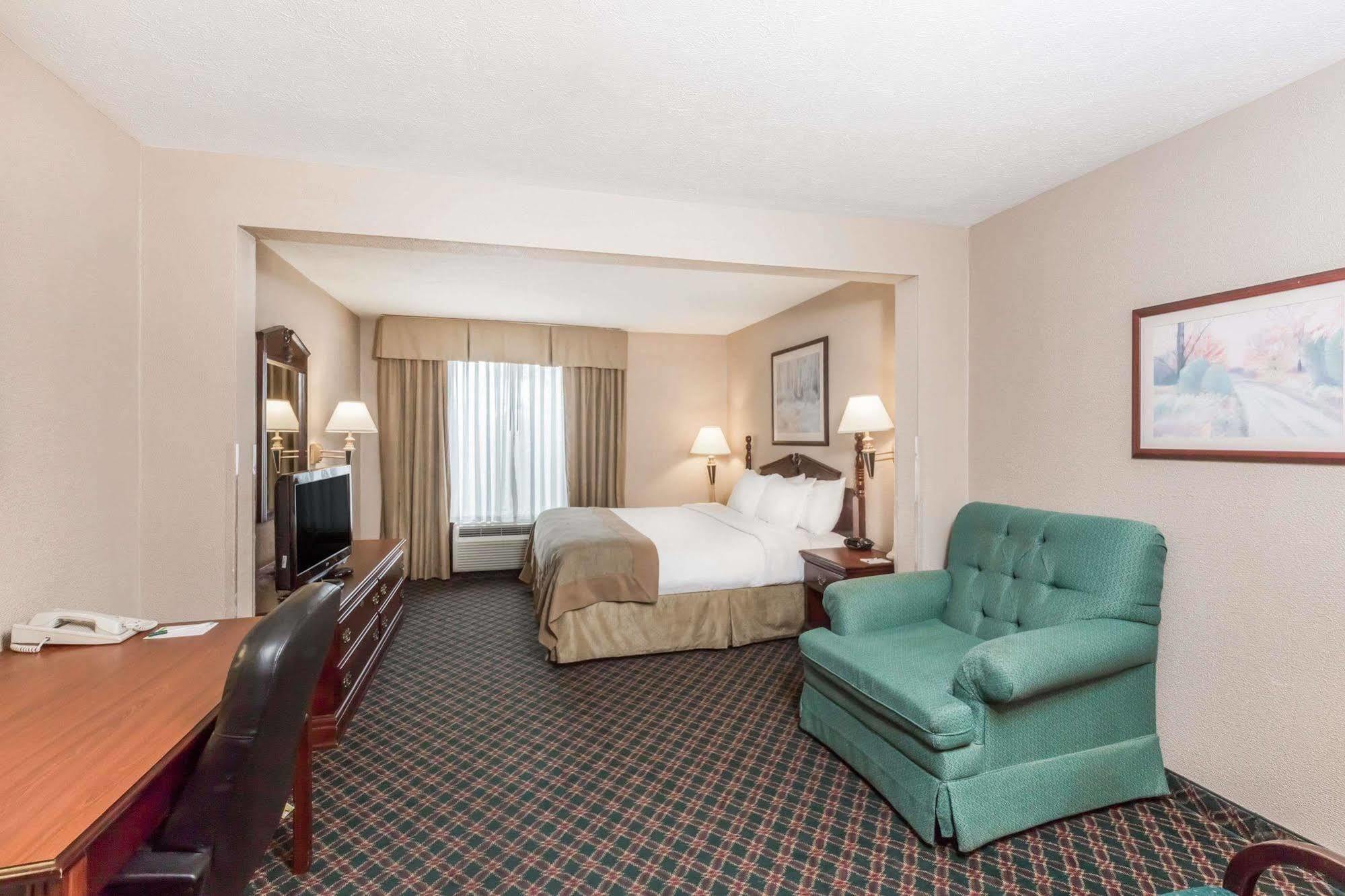 Comfort Inn & Suites Columbus North Bagian luar foto