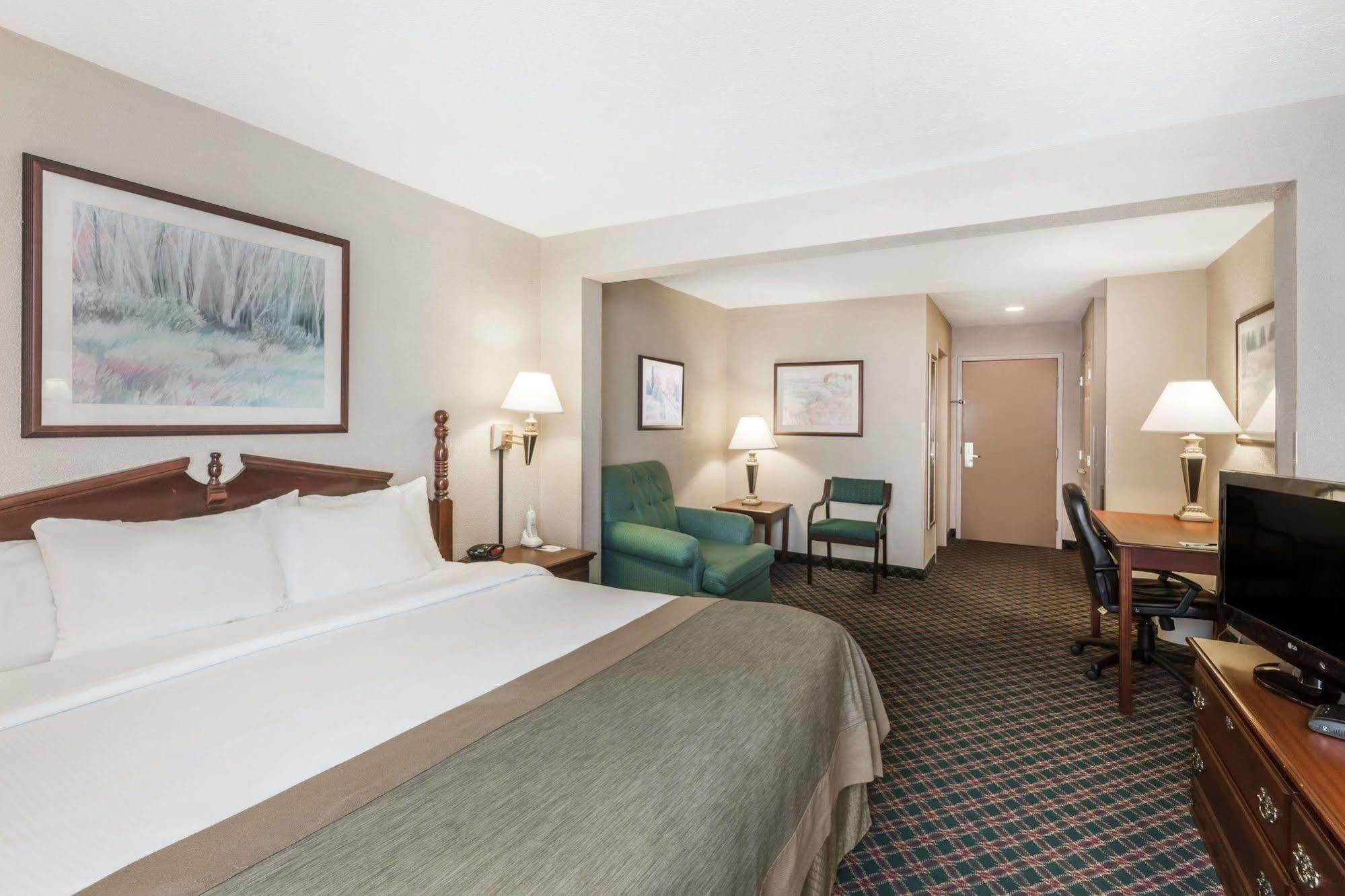 Comfort Inn & Suites Columbus North Bagian luar foto