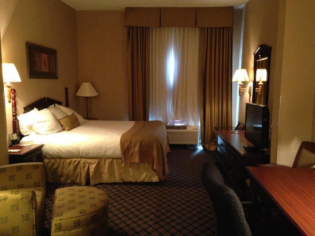 Comfort Inn & Suites Columbus North Bagian luar foto